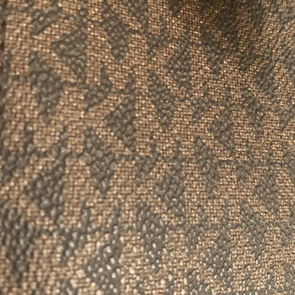 MICHAEL KORS Signature crossbody In reverse rectangle. GOLD CHAIN STRAP - Picture 12 of 16